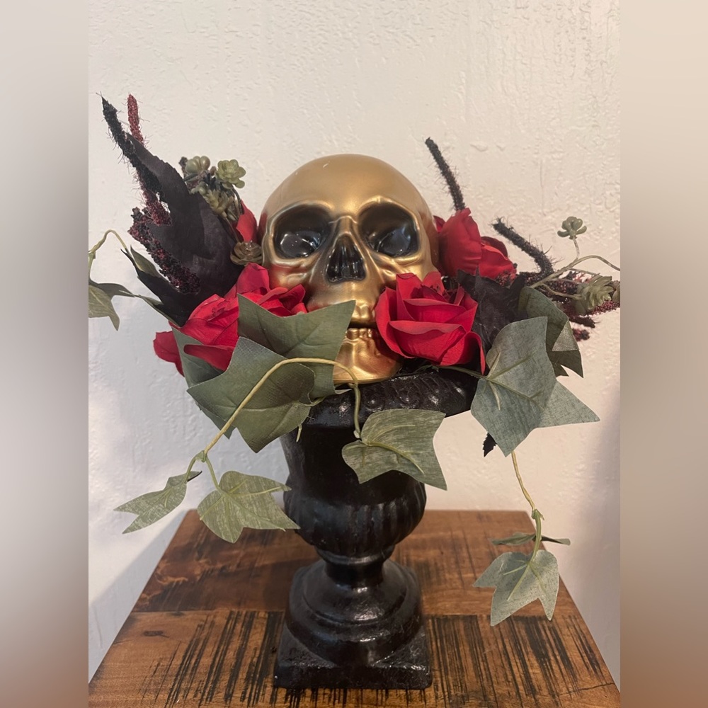 Skull plaster vase
